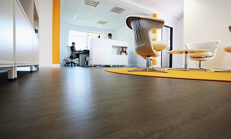 wineo Bodenbelag wineo Bodenbelag dunkle Holzoptik im Büro