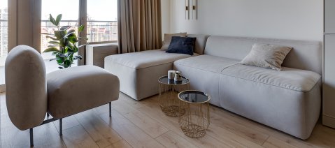 wineo Laminatboden im Wohnzimmer Sofa Couch Sessel moderne Einrichtung große Fenster