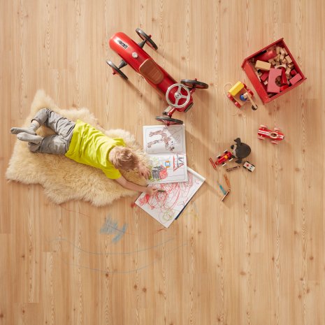 wineo Bodenbelag Purline Bioboden Holzoptik mit einem spielenden Kind 