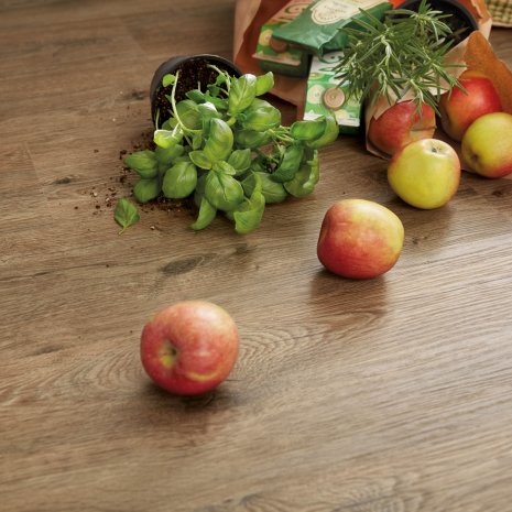 wineo Bodenbelag Purline Bioboden Holzoptik mit frischen Äpfeln 