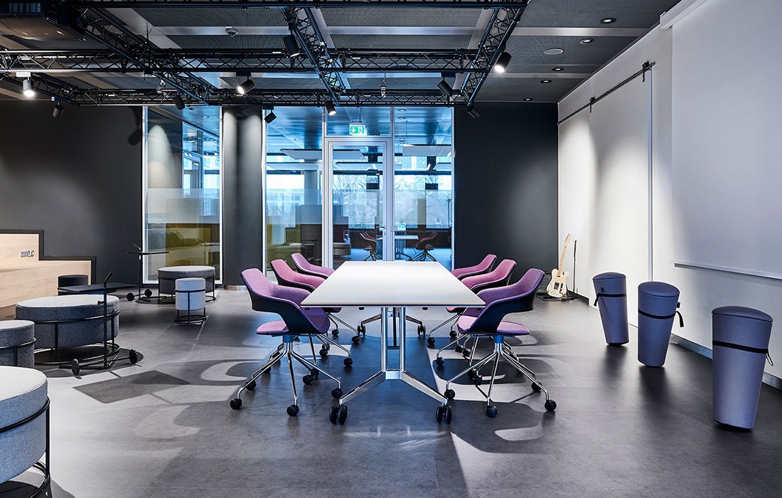 wineo PURLINE Bioboden wineo 1500 fusion Bürogebäude Meetingroom Besprechungsraum graue Fliesen moderne Einrichtung Stuhlrollen
