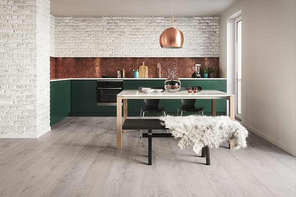 wineo Laminatboden in der Küche mit Esstisch, Bank und geklinkerter Wand
