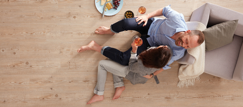 wineo PURLINE Bioboden Paar Sessel Wohnbereich