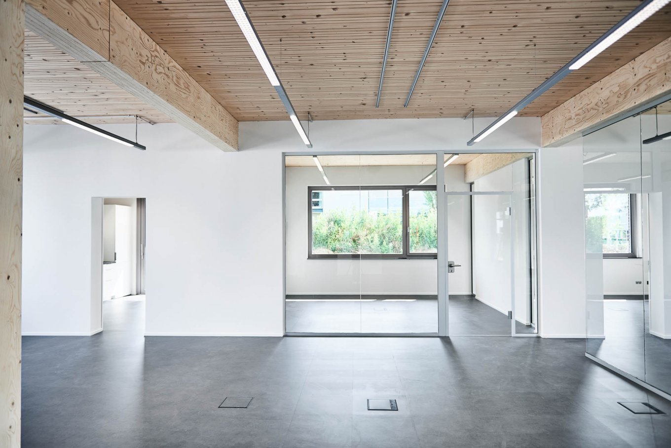 wineo PURLINE Bioboden im Büro dunkle Fliesen Flur Loft Style tiefe Fenster Fußboden
