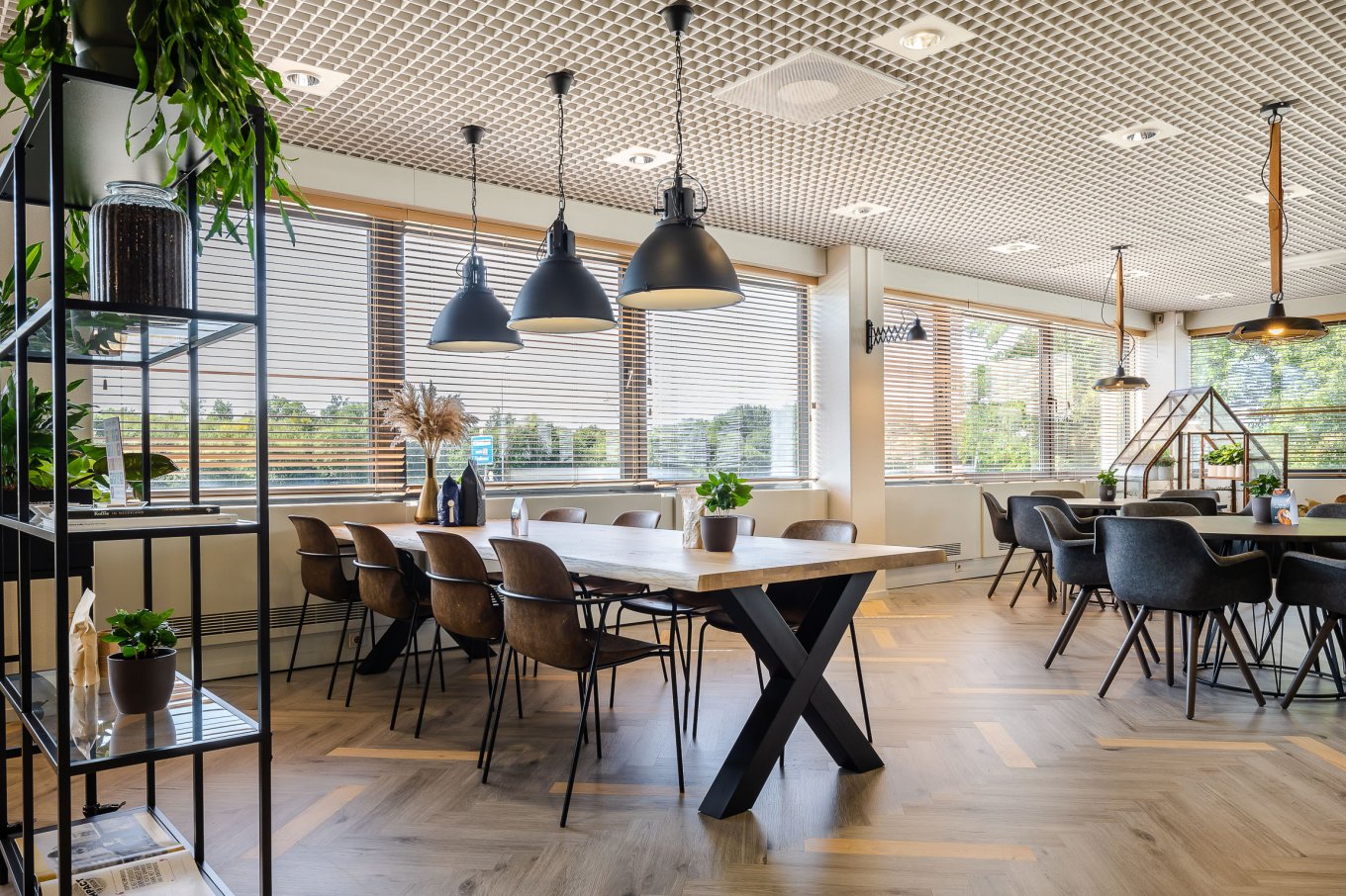 wineo Referenzobjekt | HR Maas PURLINE Bioboden Fischgrätverlegung Fußboden Bodenbelag moderne Einrichtung mit Holztisch und Stühlen