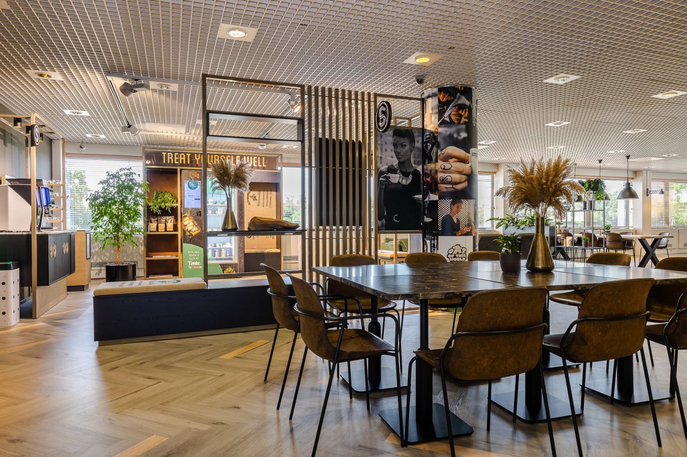 wineo Referenzobjekt | HR Maas PURLINE Bioboden im Pausenraum mit moderner Einrichtung Fußboden mit Fischgrätmuster