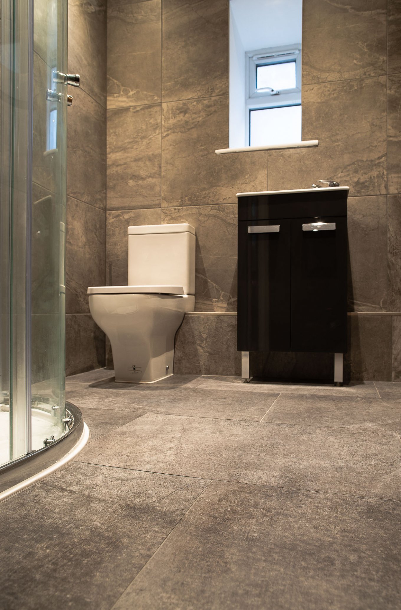 wineo Designboden im Badezimmer moderne Einrichtung Dusche Toilette graue Fliesenoptik