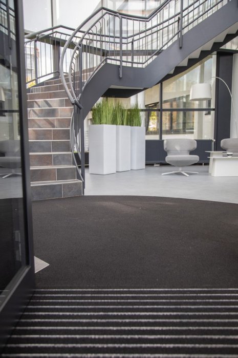 wineo Referenzobjekt | Sauberlaufzone im Eingangsbereich Teppich PURLINE Bioboden Treppe 