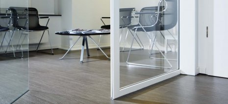 wineo Bodenbelag in Arztpraxis Wartezimmer Holzoptik moderne Einrichtung Fußboden