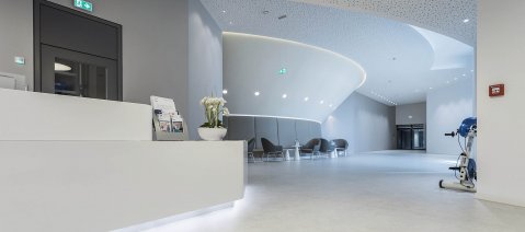 wineo Purline Bioboden Rollenware weiß Empfang Foyer Wartebereich Sitzmöbel modern hell Klinikum