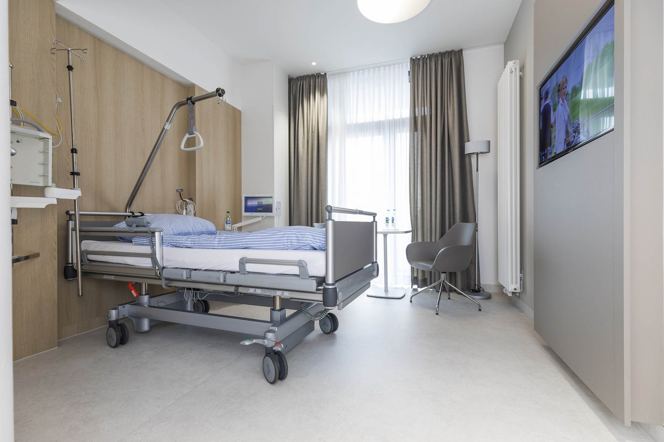 wineo Purline Bioboden Rollenware hell Krankenbett Krankenzimmer modern Klinikum