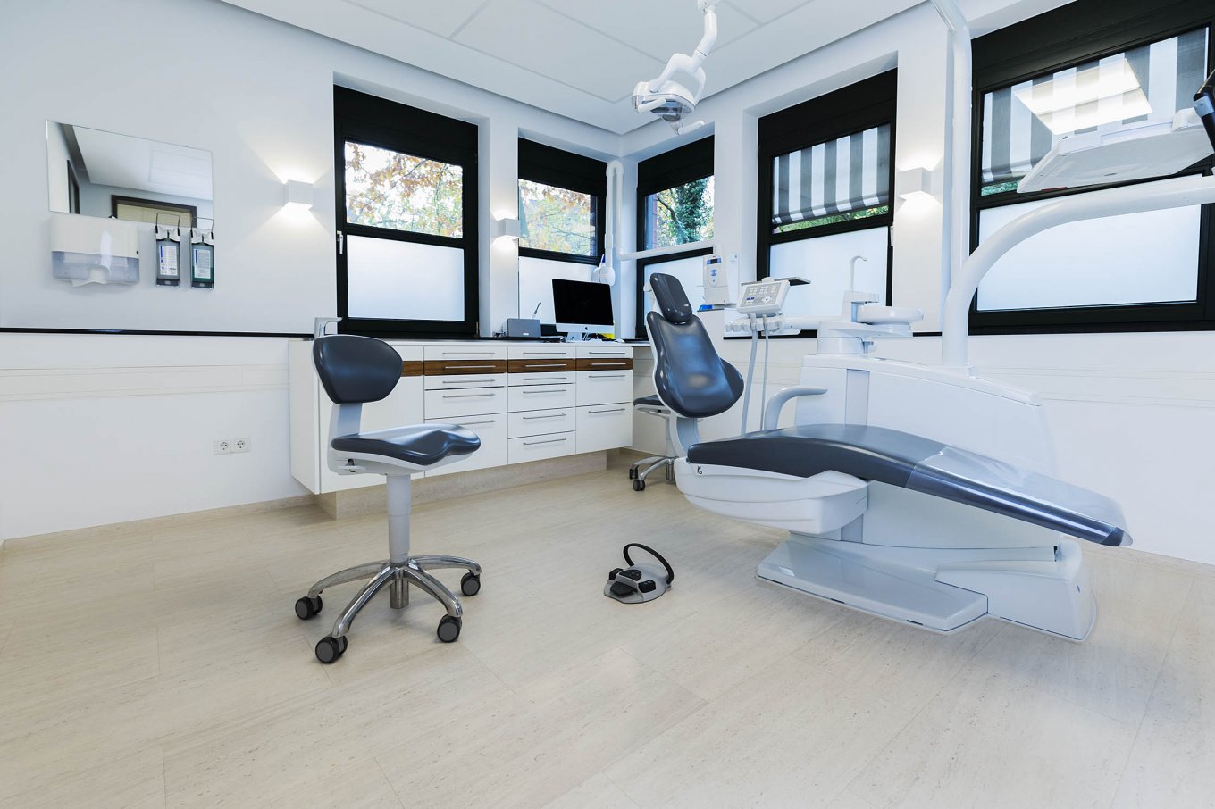 wineo Purline Bioboden hell modern sauber Behandlungszimmer Zahnarztpraxis