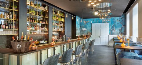 wineo PURLINE Bioboden im Hyperion Hotel in Salzburg mit moderner, luxoriöser Bar und edler Fischgrätverlegung
