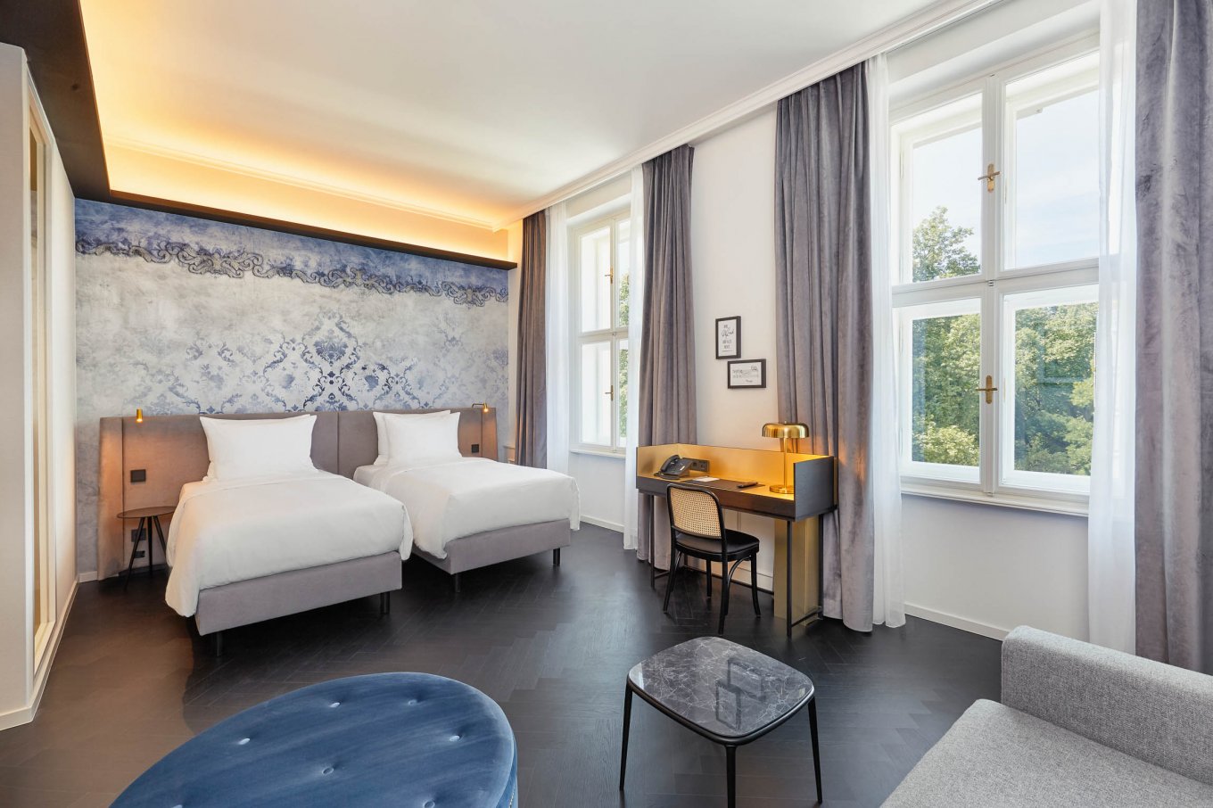 wineo PURLINE Bioboden als edle Fischgrätverlegung im Schlafzimmer mit zwei Betten im Hyperion Hotel in Salzuburg