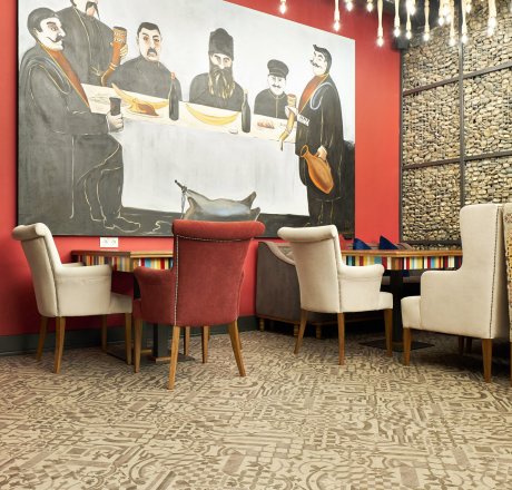 wineo Designboden Mosaik Muster grau Restaurant Kultur 