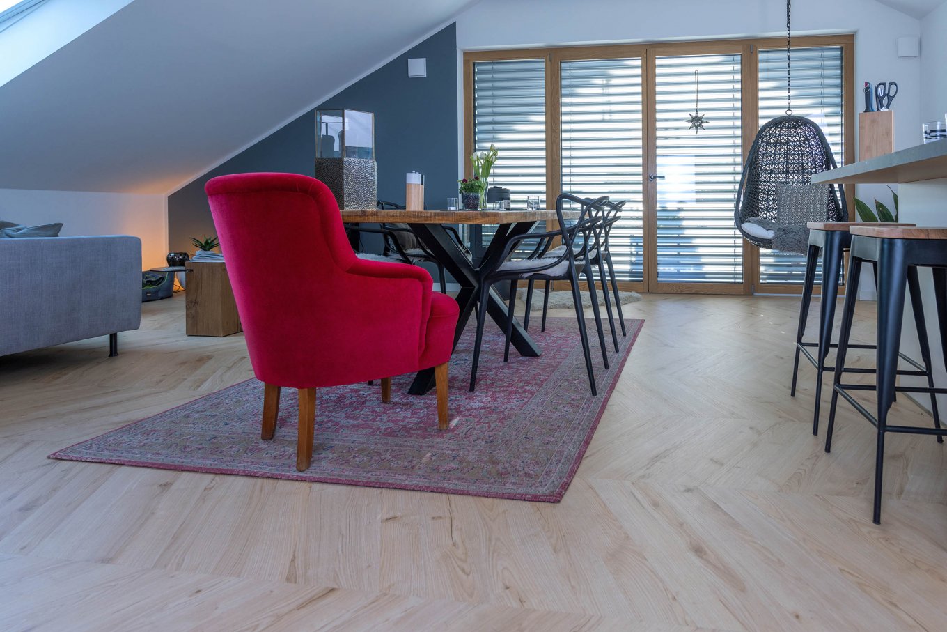 wineo PURLINE Bioboden im Esszimmer Fußboden Holzoptik Fischgrätmuster Bodenbelag Esstisch Stühle moderne Einrichtung