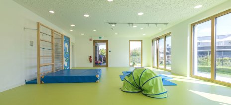 wineo PURLINE Bioboden Sporthalle Kita Kindergarten Spielgeräte grüner Bodenbelag Fußboden