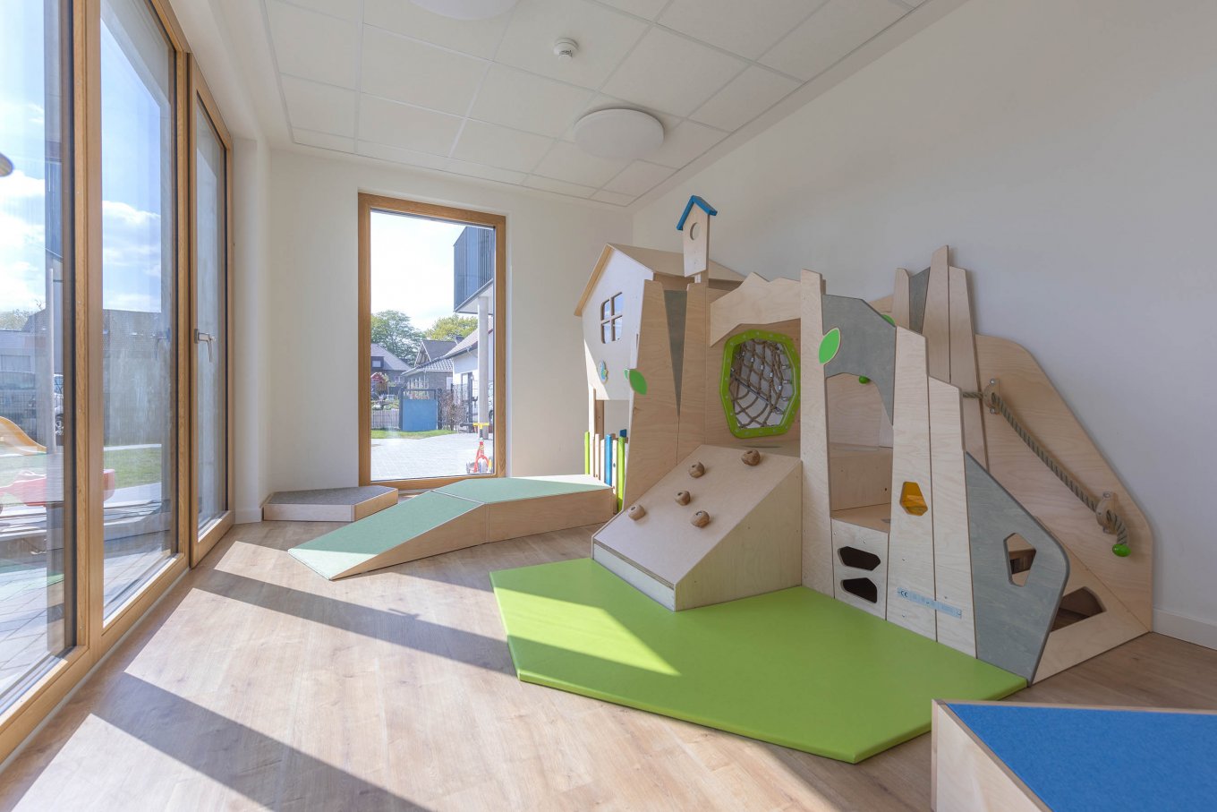 wineo PURLINE Bioboden in Kindergarten Bodenbelag Holzoptik Fußboden Spielgerät bodentiefe Fenster moderne Einrichtung