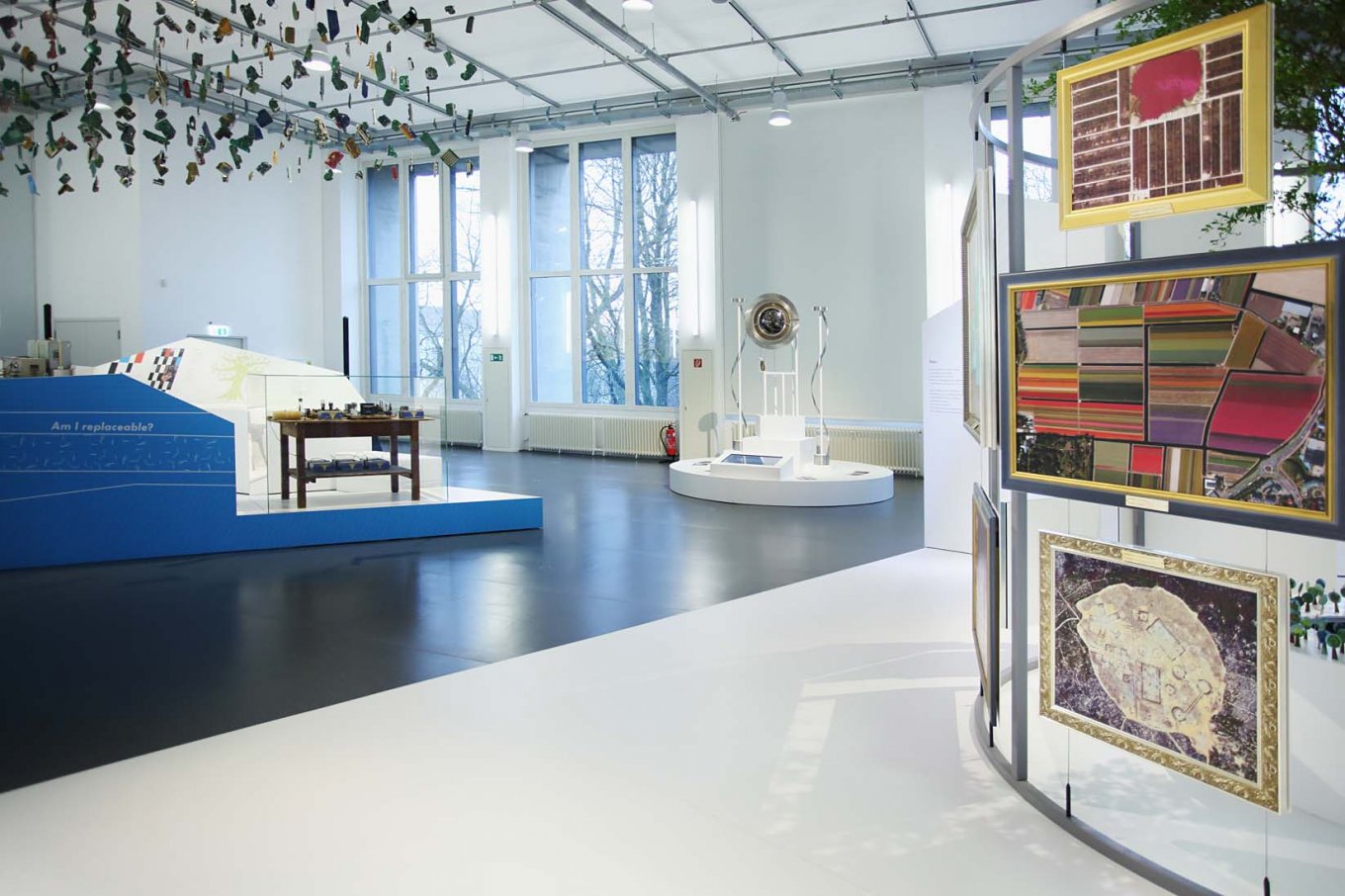 wineo Purline Bioboden Rollenware schwarz weiß hell modern Ausstellung Museum Glas 