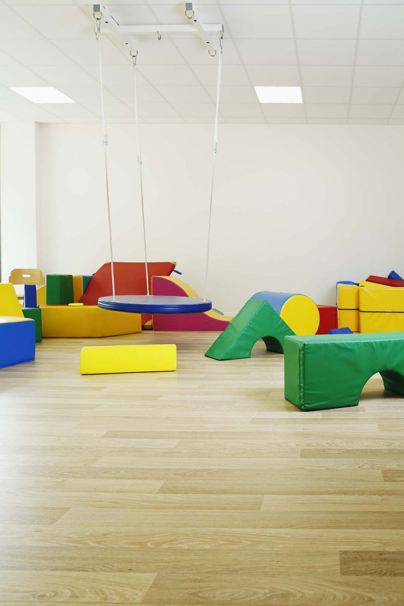 wineo PURLINE Bioboden dunkel Schule Kindergarten Spielecke Spielzeug moderne Einrichtung