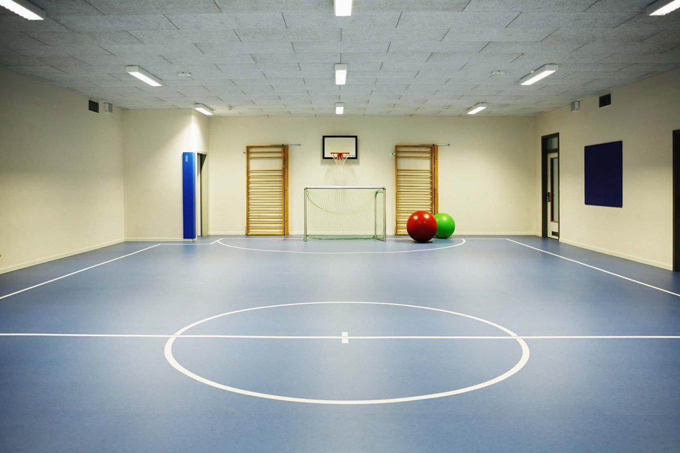 wineo PURLINE Bioboden dunkel Schule Sporthalle moderne Einrichtung