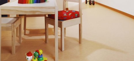 PURLINE Bioboden in einer Kita Kindertagesstätte Rollenware Orange