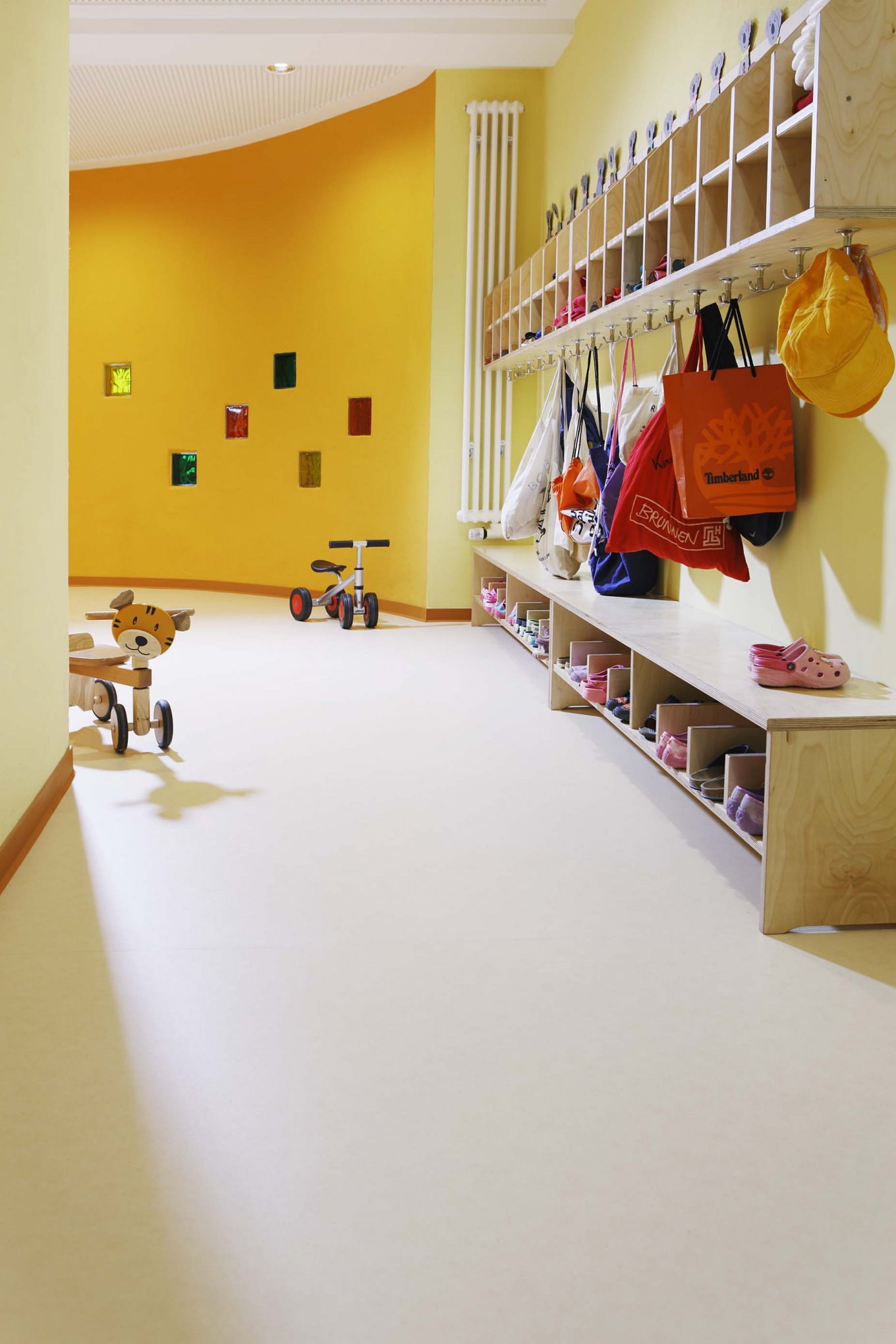 PURLINE Bioboden Sinai Sand im Kindergarten KiTa Eingangsbereich Rollenware Orange
