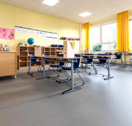 wineo PURLINE Bioboden Schule Klassenzimmer moderne Einrichtung hell