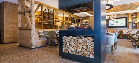 wineo Purline Bioboden Holzoptik Hotel Holzmöbel Westernstyle rustikal Kamin