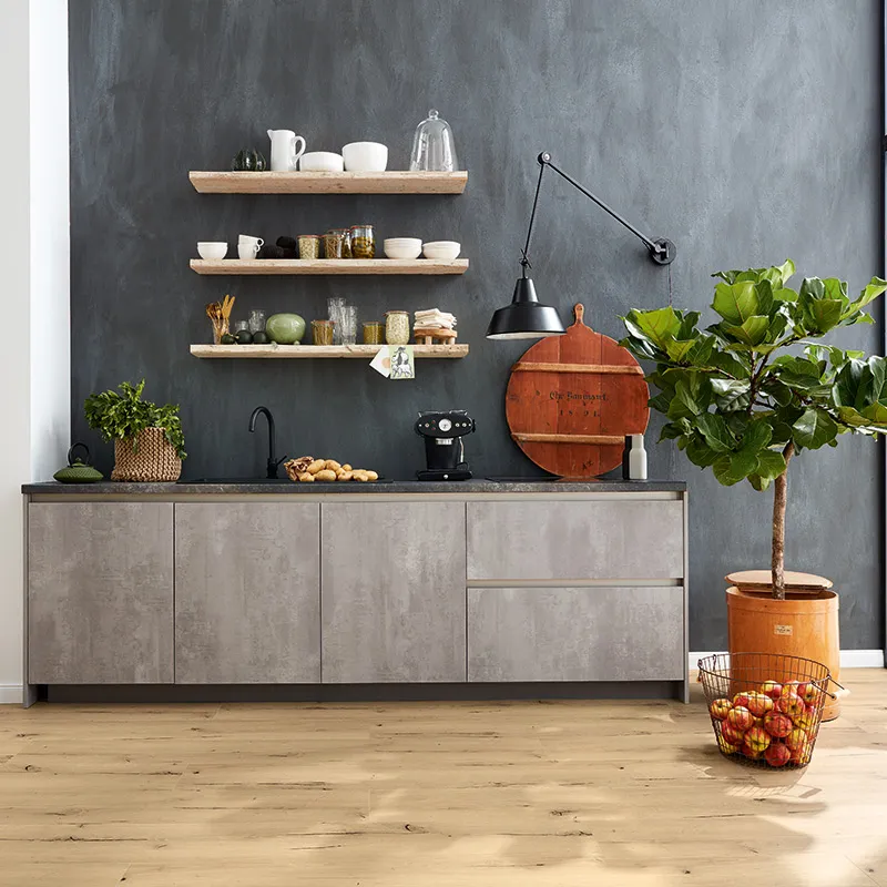wineo PURLINE Bioboden Holzoptik graue Küche moderne Einrichtung Pflanzen Apfel