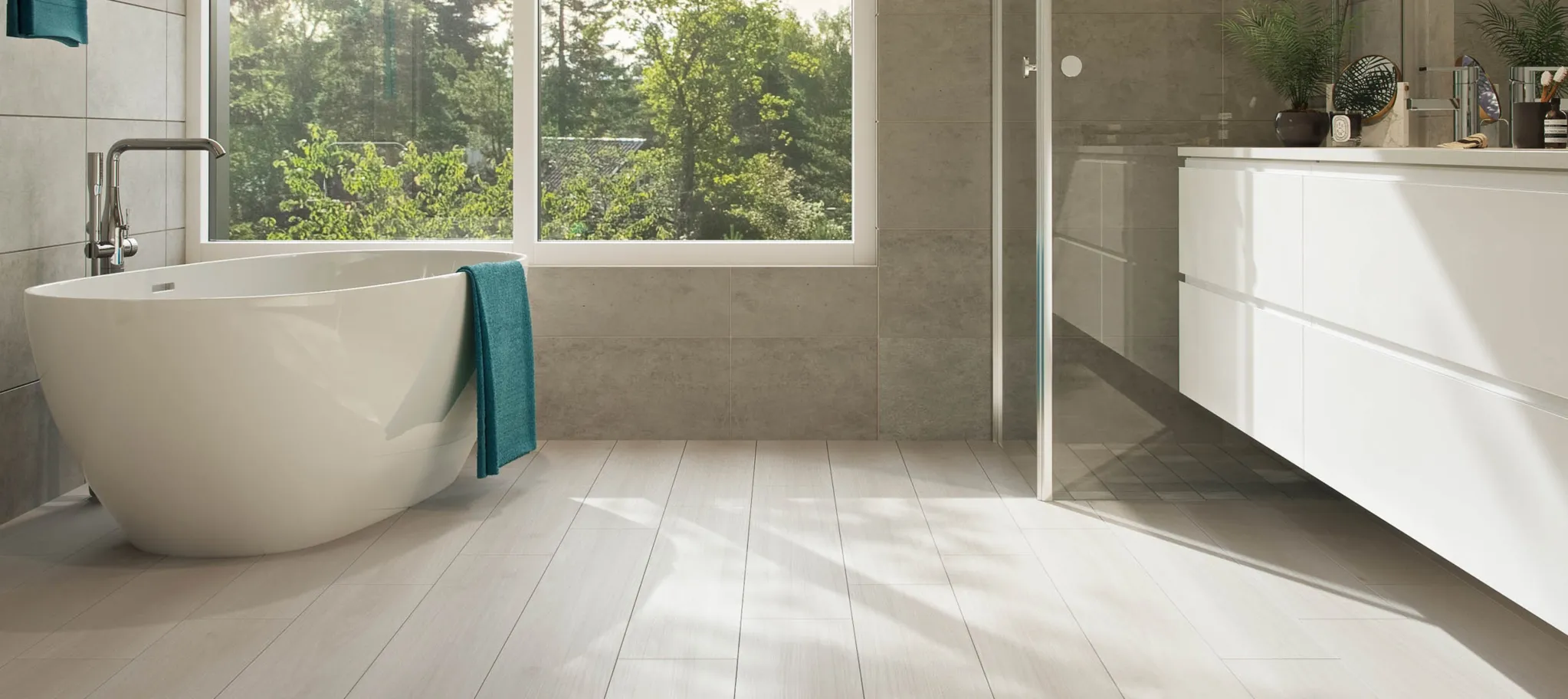 Badezimmer Freistehende Badewanne Duschkabine Laminatboden Smooth Oak White LA164MV4 Laminat Holzoptik