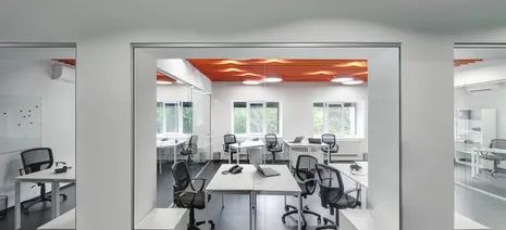 Referenz Objekt Büro Arbeitsplatz Bodenbelag Fussboden Dunkel Fliesenformat