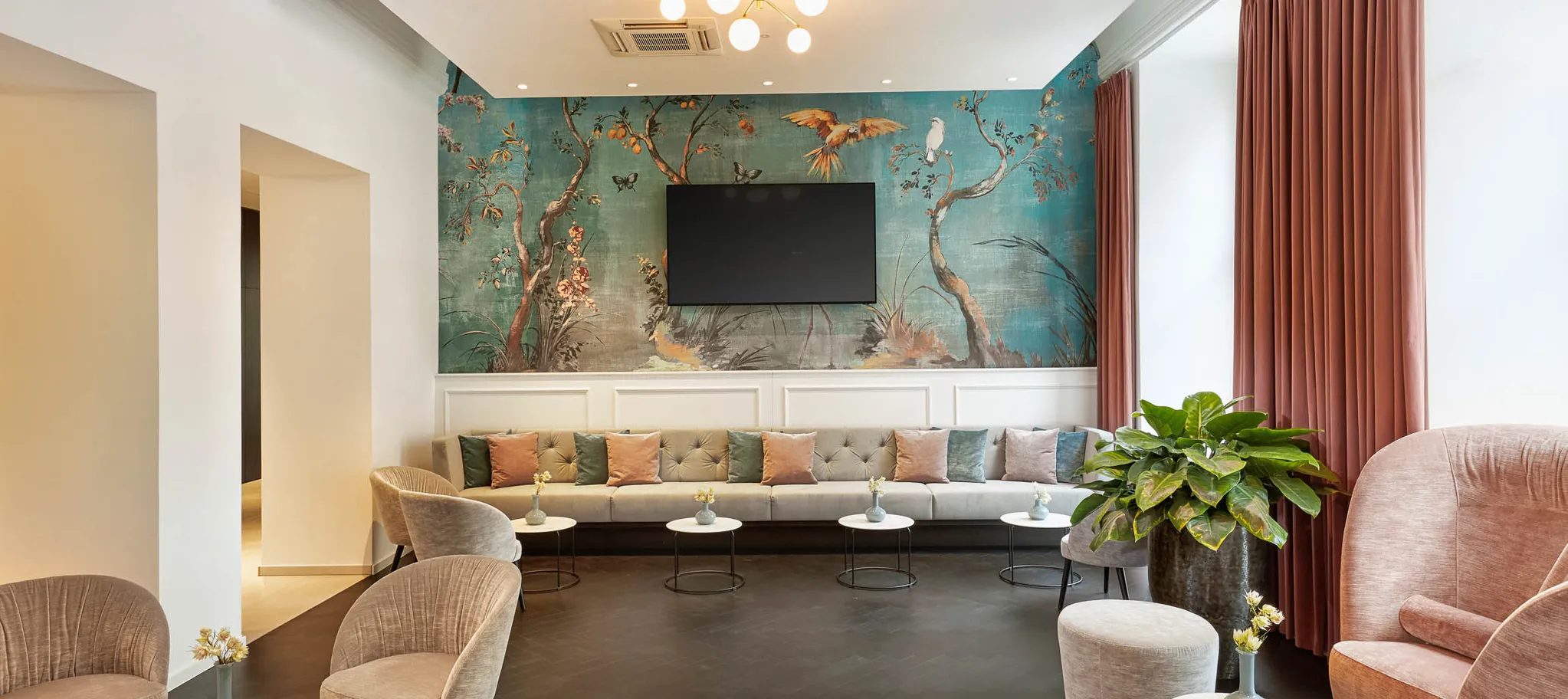 wineo PURLINE Bioboden im Fischgrätmuster in Hotellobby verlegt mit edler Wandtapete, gemütlichen Sesseln und einem großen Sofa im Hyperion Hotel in Salzburg