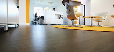 wineo Bodenbelag im Büro dunkle Holzoptik