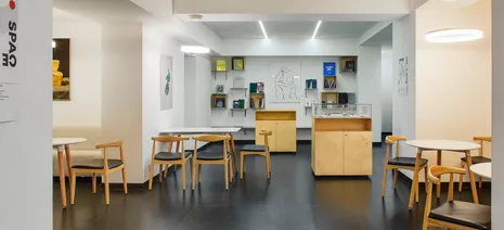 wineo Bodenbelag in Kunstgalerie Kunstausstellung Modern schwarz weiß