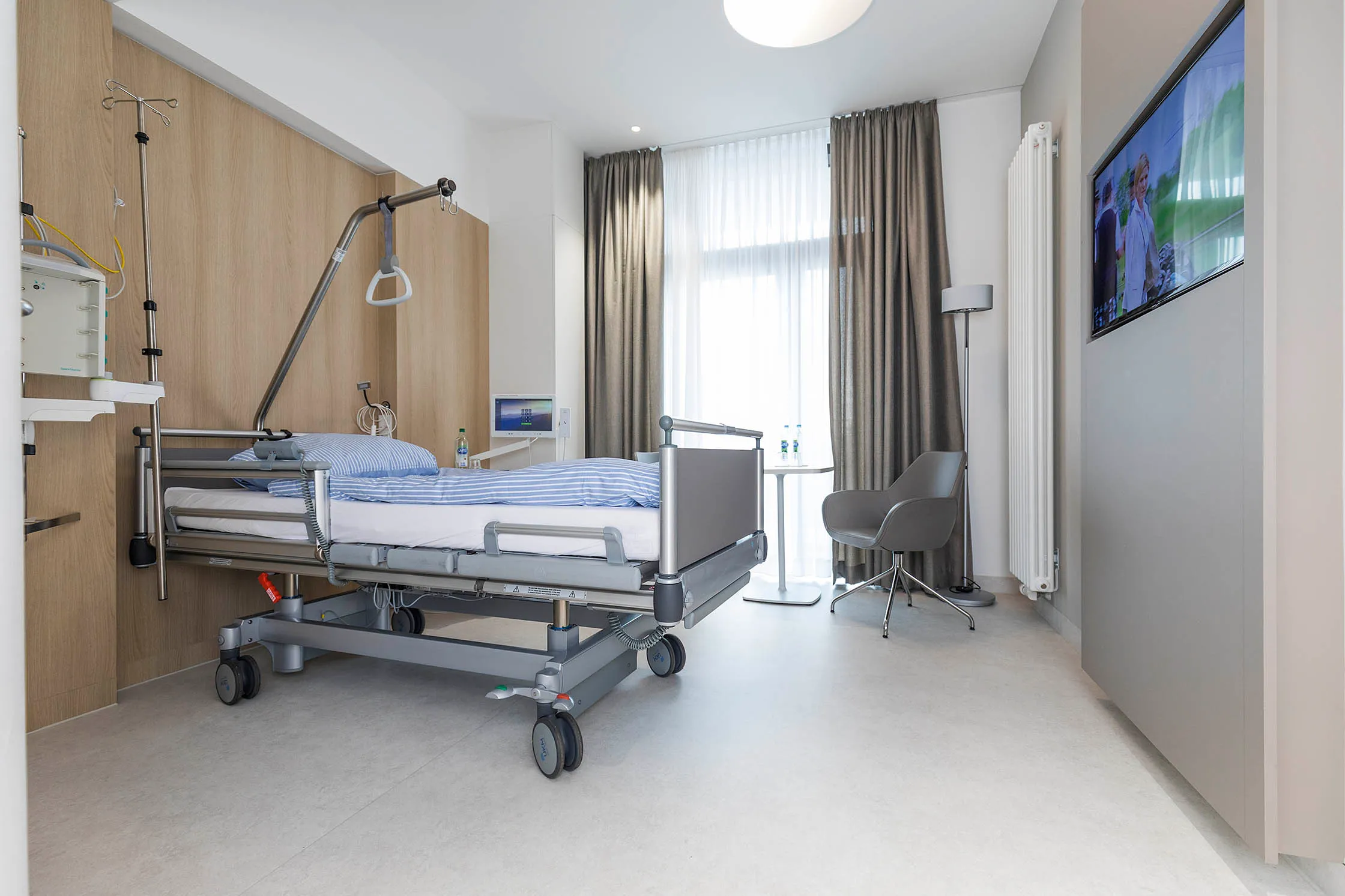 wineo Purline Bioboden Rollenware hell Krankenbett Krankenzimmer modern Klinikum