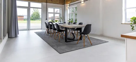 Besprechungsraum im Loft Style mit modernen Möbeln und hellem wineo PURLINE Bioboden