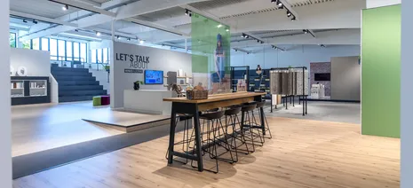 wineo workspace PURLINE Bioboden Meetingbereich Messestand Ausstellung Tribüne Bodenbelag Fußboden spanische Treppe