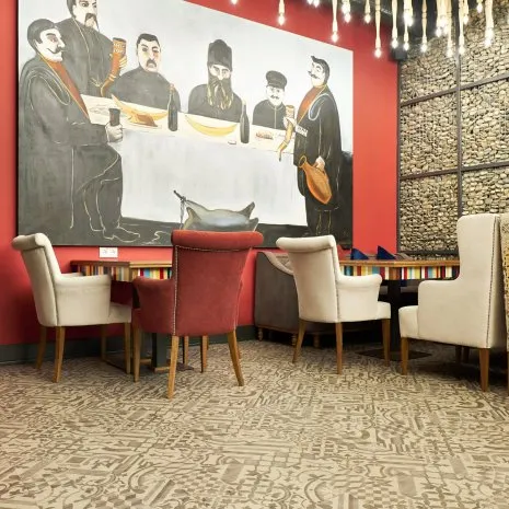 wineo Designboden Mosaik Muster grau Restaurant Kultur 