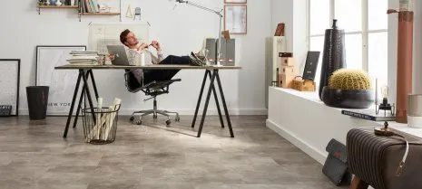 wineo 600 Designboden im Büro Homeoffice Schreibtisch Bürostuhl Stuhlrollen Vinylboden Betonoptik Fußboden Fliesenformat