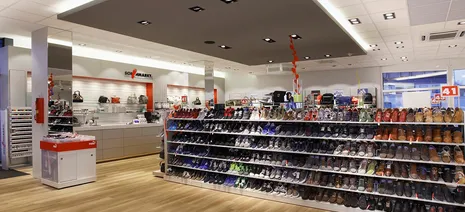 wineo Bodenbelag hell Holzoptik Schuhgeschäft Schuhregal weiß