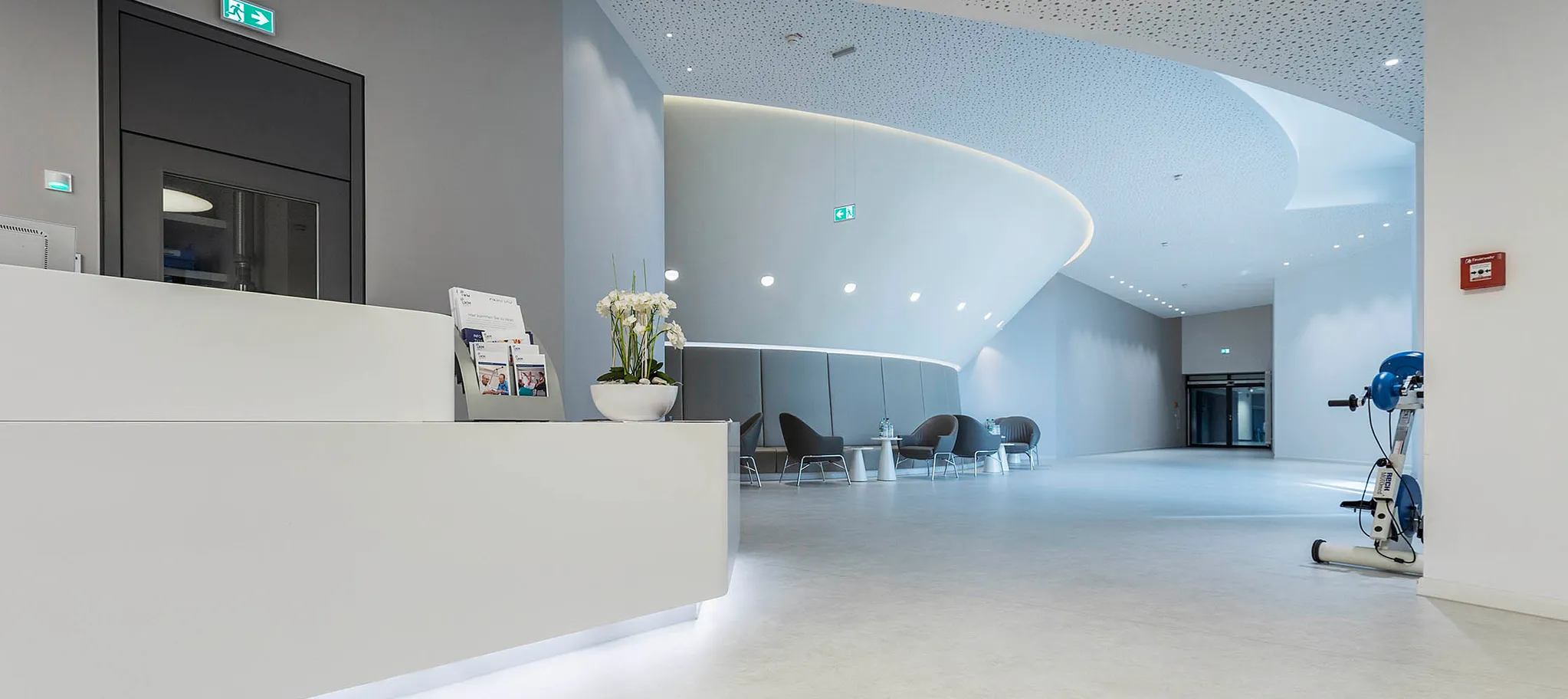 wineo Purline Bioboden Rollenware weiß Empfang Foyer Wartebereich Sitzmöbel modern hell Klinikum