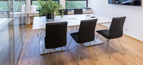 Besprechungsraum mit moderner Einrichtung und Fußboden in Holzoptik