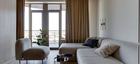 Laminatboden Hotel California LA144SYSV4 im Wohnzimmer mit Sofa Wohnbereich helle Holzpoptik