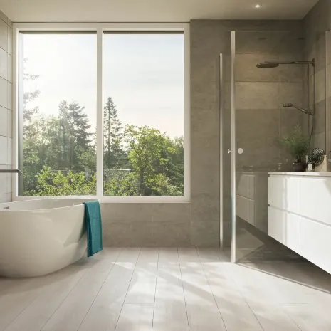 Badezimmer Freistehende Badewanne Duschkabine Laminatboden Smooth Oak White LA164MV4 Laminat Holzoptik