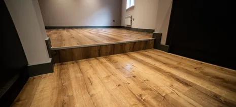wineo Designboden Küche rustikale Holzoptik Treppe Stufe