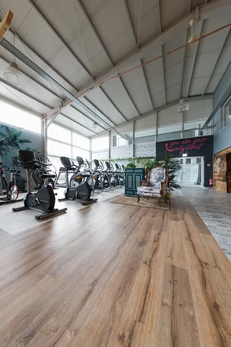 wineo Bodenbelag im Fitnessstudio Sportboden Holzoptik mittel
