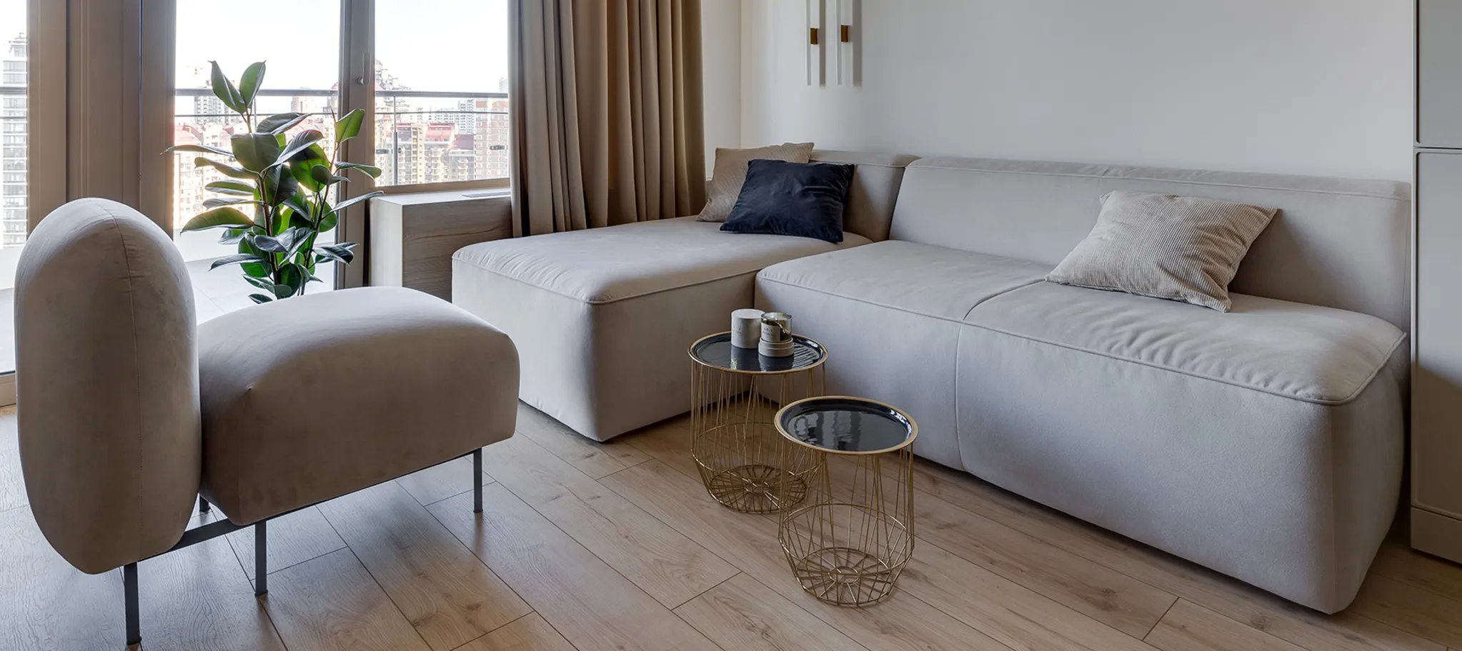 wineo Laminatboden im Wohnzimmer Sofa Couch Sessel moderne Einrichtung große Fenster
