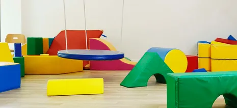 wineo PURLINE Bioboden dunkel Schule Kindergarten Spielecke Spielzeug moderne Einrichtung