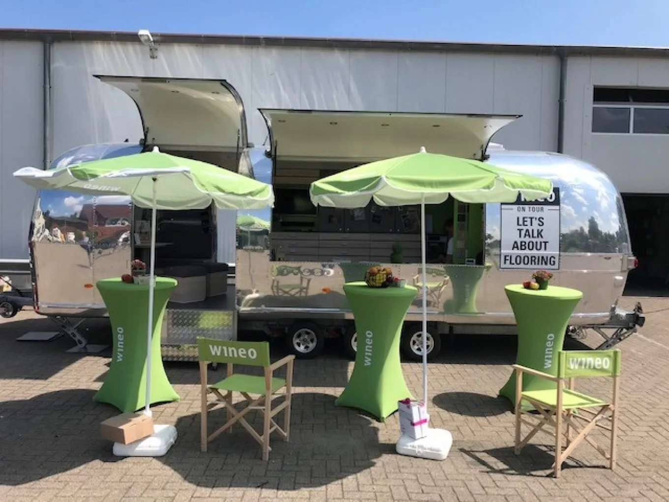 wineo Roadshow Airstream Caravan Stehtisch Dekoration PURLINE Bioboden